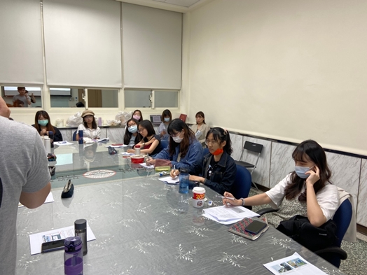 圖片標題:05紀錄上課內容的小記者們