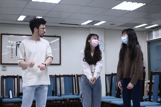 圖片標題:02講者找同學示範遊戲