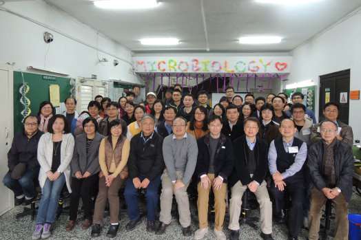 圖片標題:微生物學系系友回娘家 回憶求學過往