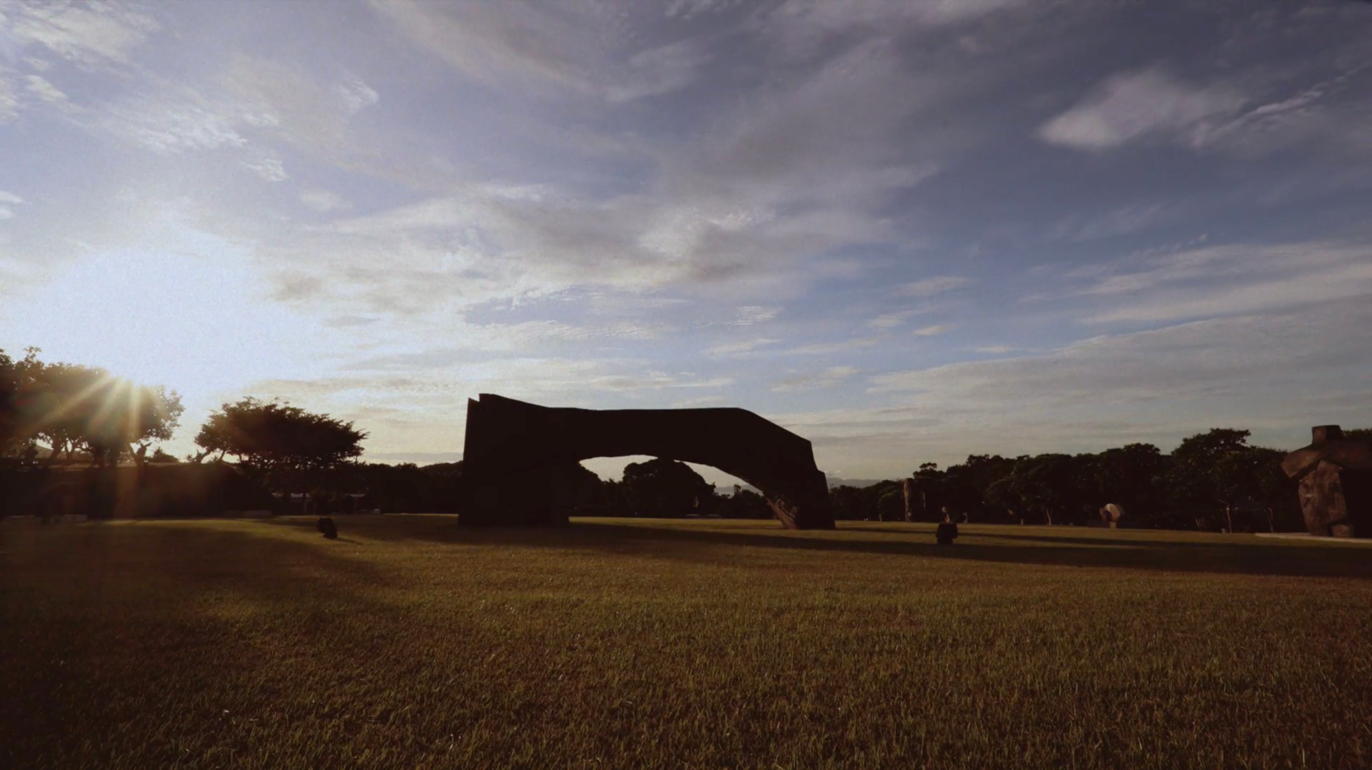 圖片標題:東吳與朱銘合作首推NFT商品之一，「我不在上班的路上，我在太極拱門看日出」截圖(朱銘美術館提供)