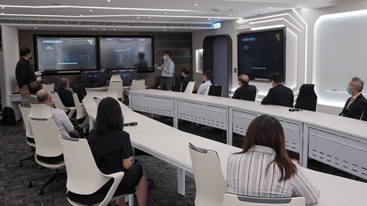 圖片標題:參觀臥龍多媒體中心