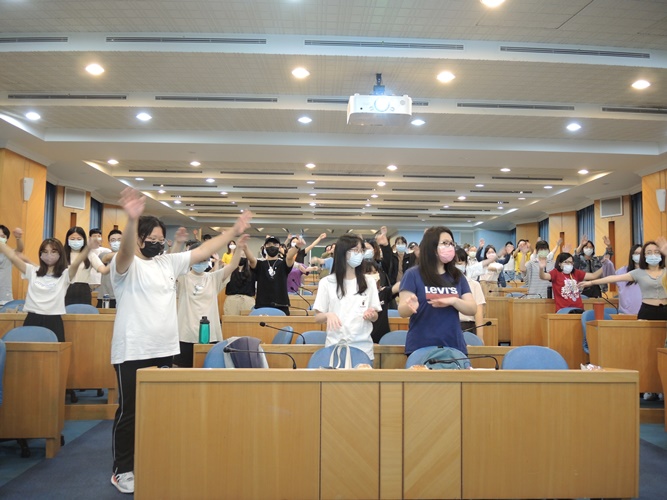 圖片標題:08在講師的帶領下，同學們一起做數字操