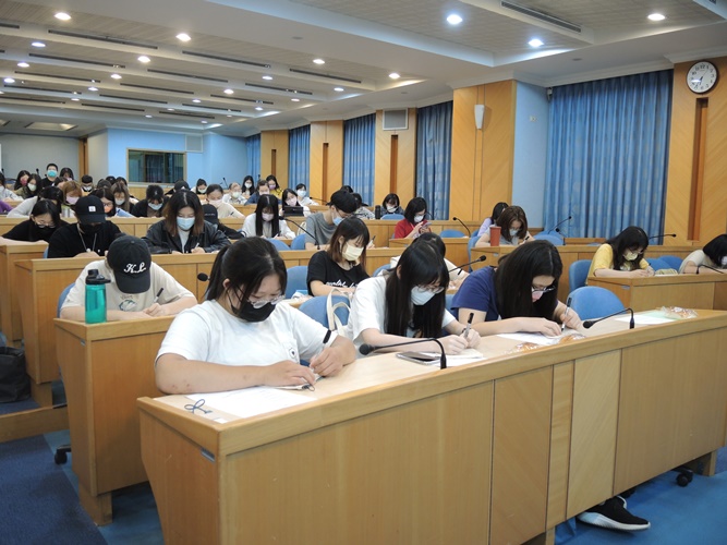 圖片標題:09 各位同學專心的創作