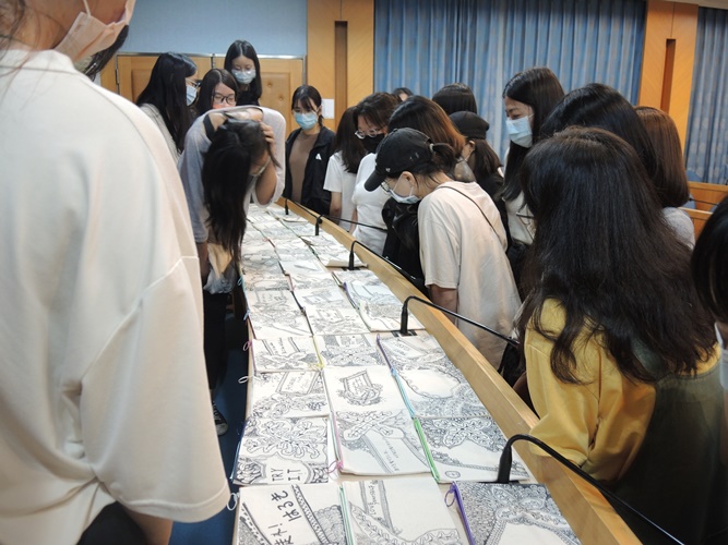 圖片標題:06最終成果發表，同學們互相欣賞彼此作品