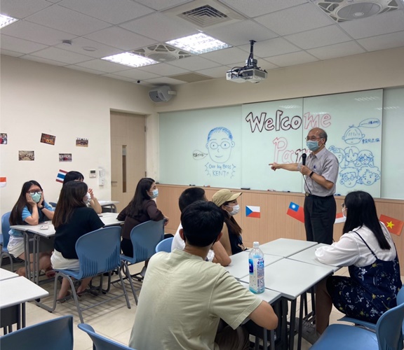 圖片標題:01華語中心老師給予秋季班華語生勉勵