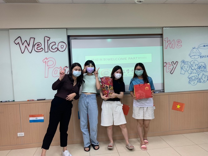 圖片標題:06 華語生領取闖關獎勵。