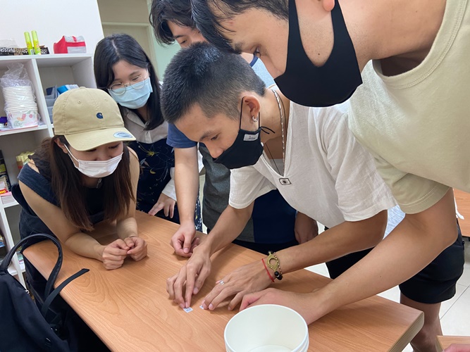 圖片標題:04 華語生協力完成「重組句子」關卡