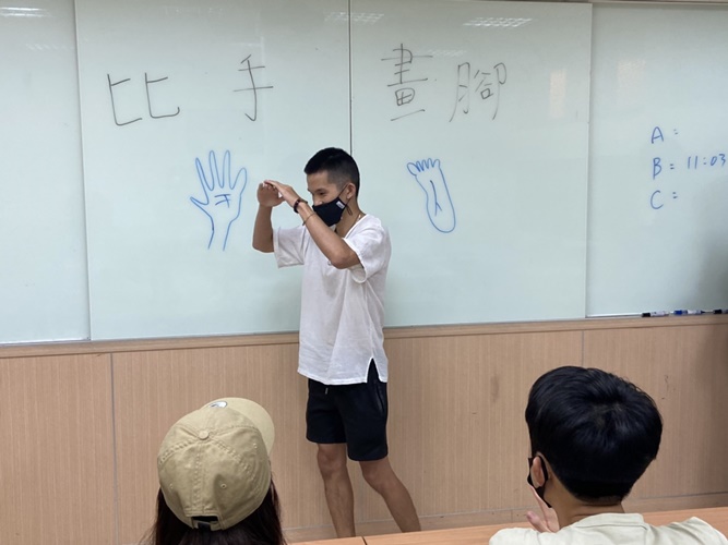 圖片標題:02 華語生透過肢體遊戲學習中文