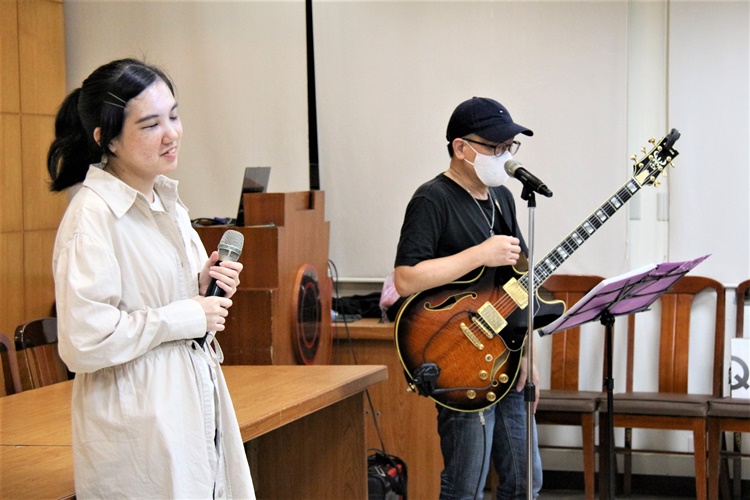 圖片標題:04 李正德先生彈吉他為宜瑄伴奏