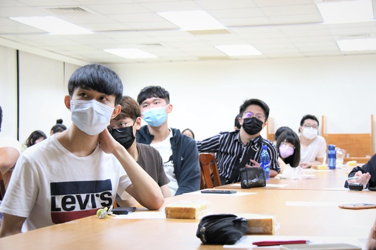 圖片標題:02 同學們專注聽講