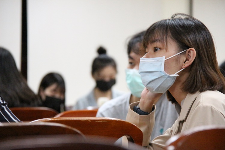 圖片標題:03 同學專注聽講