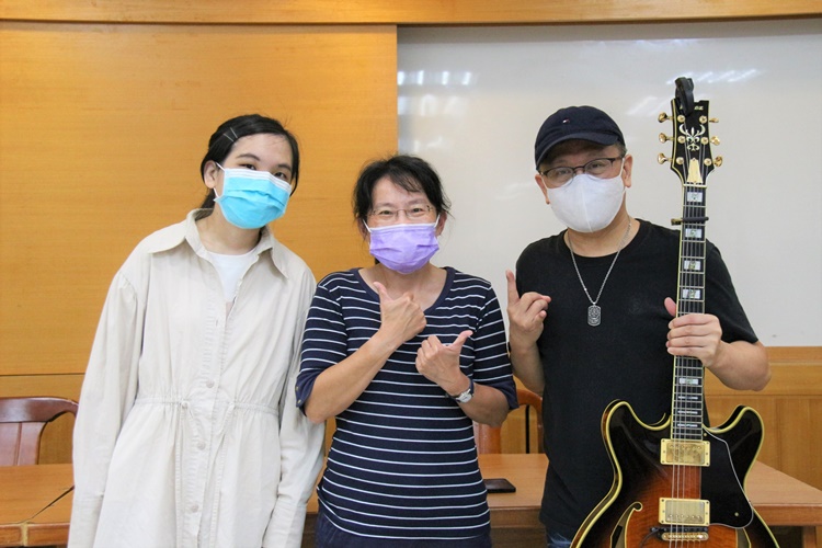 圖片標題:05 德育中心黃慧玲老師與李正德及宜瑄合照