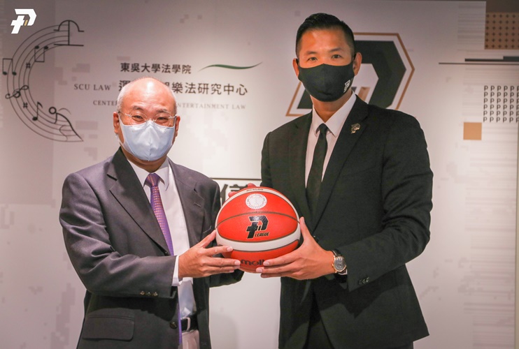 圖片標題:PLG致贈象徵雙方合作的指定用球