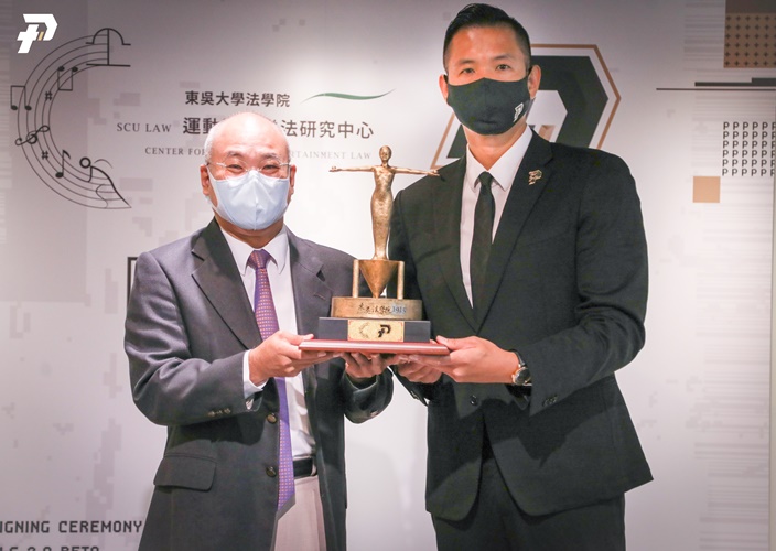 圖片標題:東吳大學將象徵正義的女神致贈予執行長陳建州