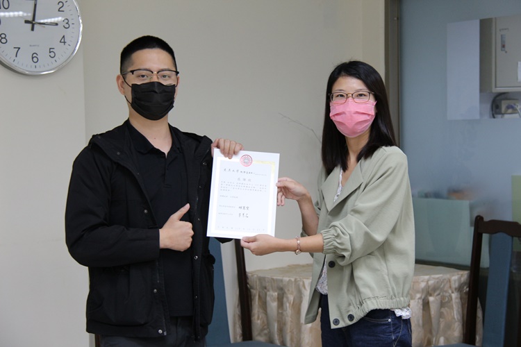 圖片標題:05 頒發感謝狀給何則文老師