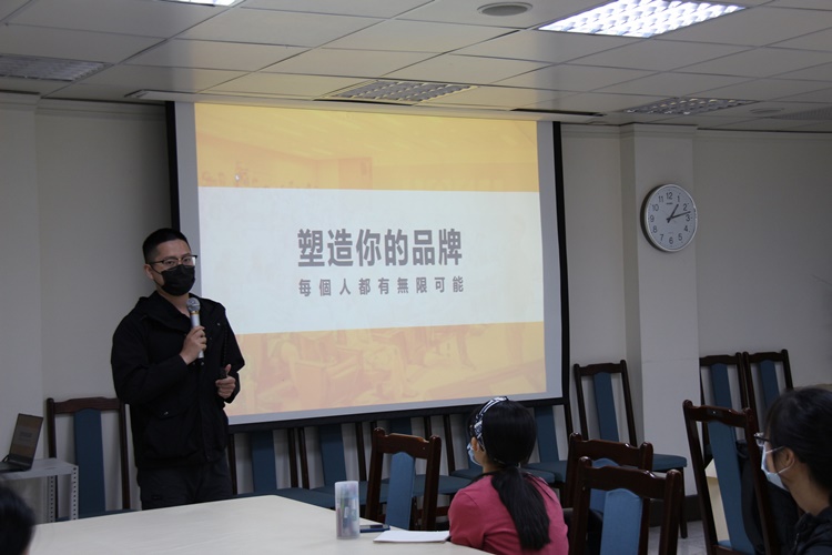 圖片標題:01認真講課的何則文老師