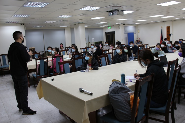 圖片標題:02 專注作筆記、聽講座的同學們