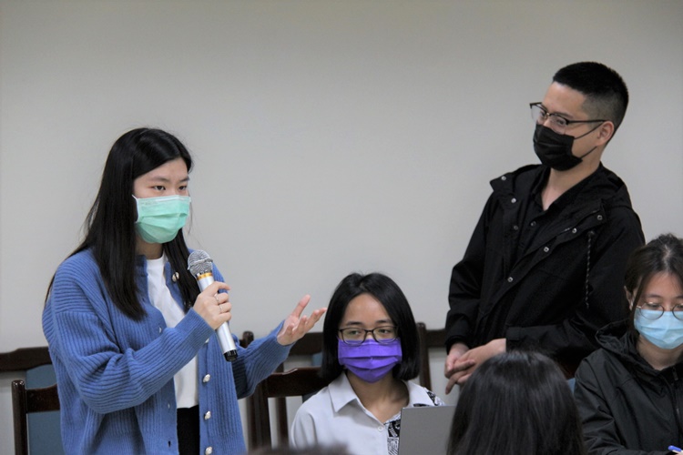 圖片標題:03 何則文老師與同學們討論議題1