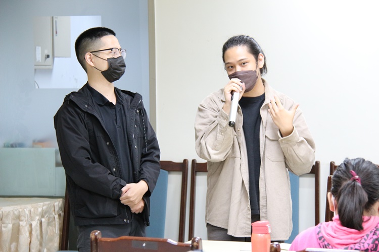 圖片標題:04 正在分享自己看法的同學