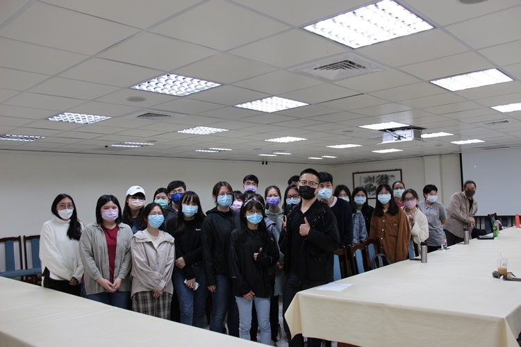 圖片標題:06講座結束與何則文老師合影留念