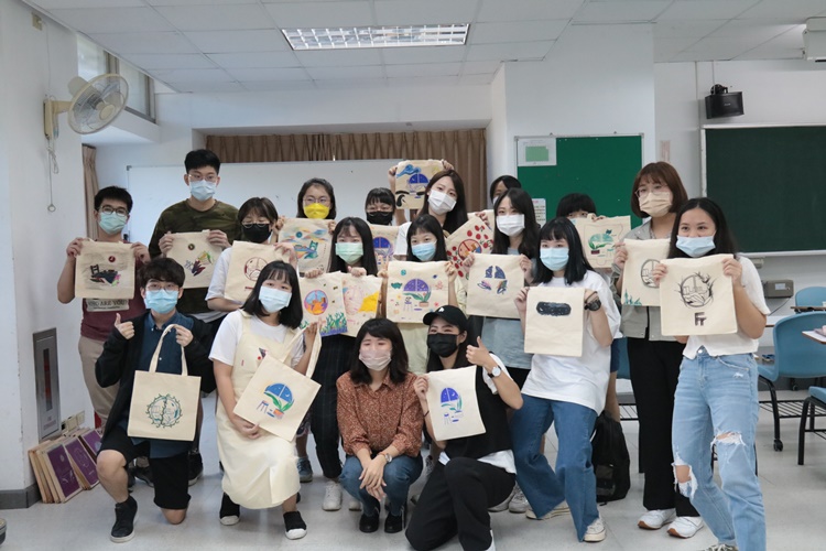 圖片標題:07學生展示自身作品並與講師合影(1)