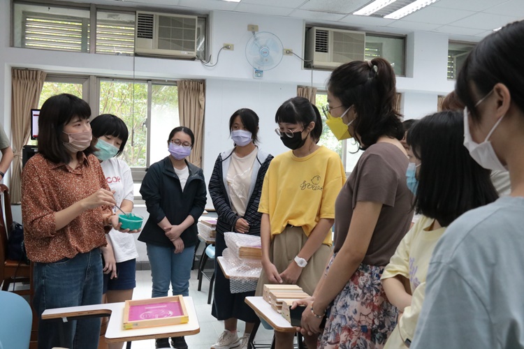 圖片標題:01溫孟瑜講師介紹製作過程