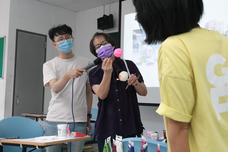 圖片標題:02黃蘭雅講師介紹製作過程