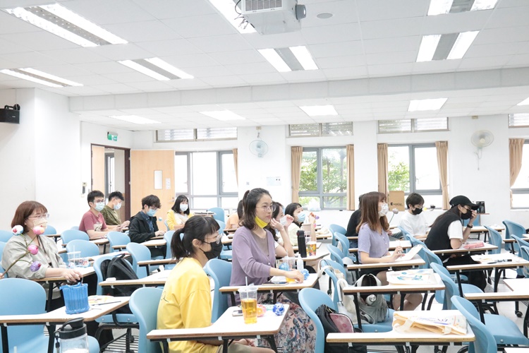 圖片標題:06同學認真聽講情形