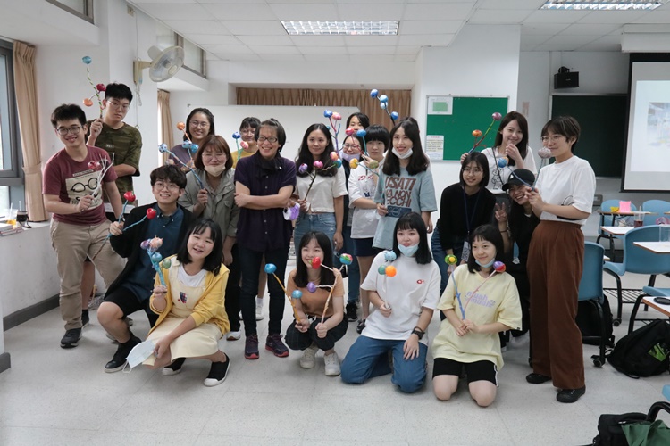 圖片標題:08學生展示自身作品並與講師合影(2)