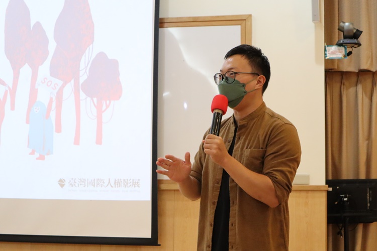 圖片標題:02 魏揚與同學討論貧富差距問題