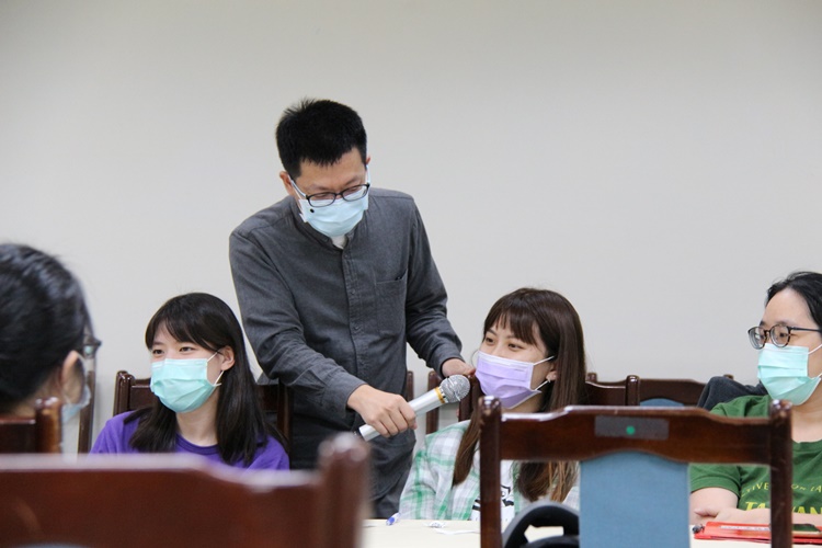 圖片標題:07 同學在Q_A環節詢問講師問題