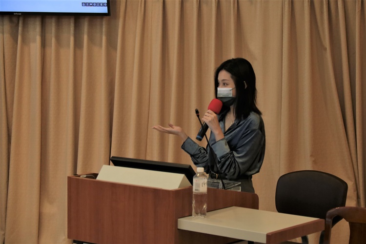 圖片標題:01認真與學弟妹分享的飽妮