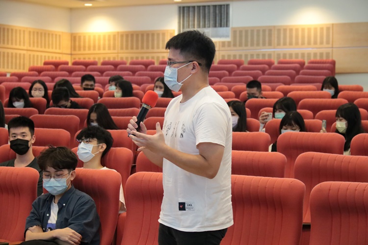 圖片標題:03問答時間提出問題的同學