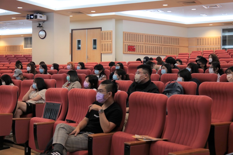 圖片標題:06專注觀看影片的同學們