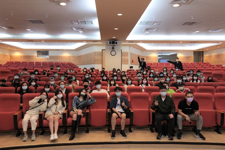 圖片標題:04講座最後與飽妮合影留念