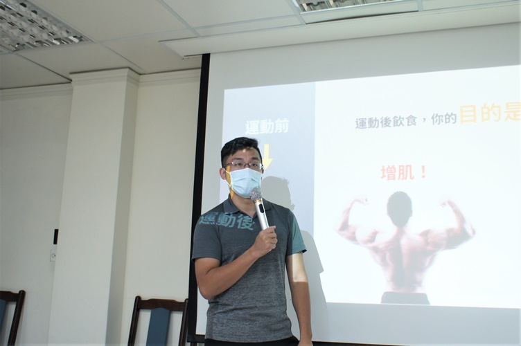 圖片標題:03楊哲雄講師說明運動後的飲食，首先要考慮我們的目的為「增肌」還是「減脂」