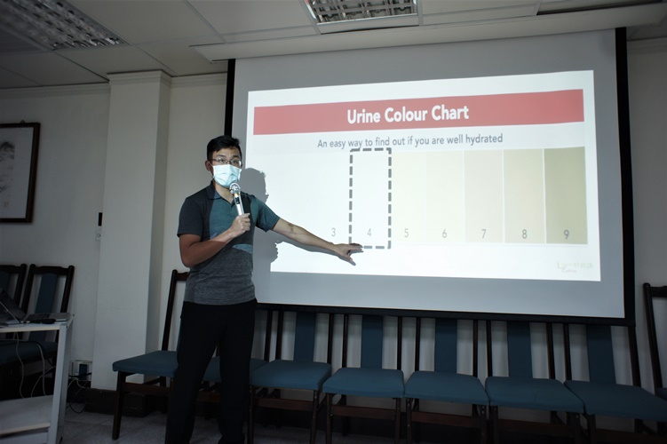 圖片標題:02楊哲雄講師講解，可用尿意顏色深淺來判斷自己的喝水量足不足夠
