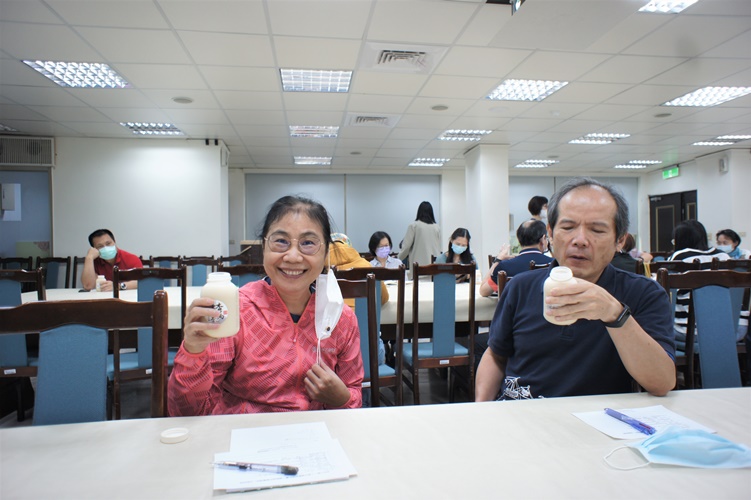 圖片標題:06講座中間休息發送豆漿，同學老師表示「好喝！」