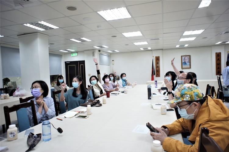 圖片標題:08講座中問答時間，並發送小禮物，同學老師熱烈參與的畫面