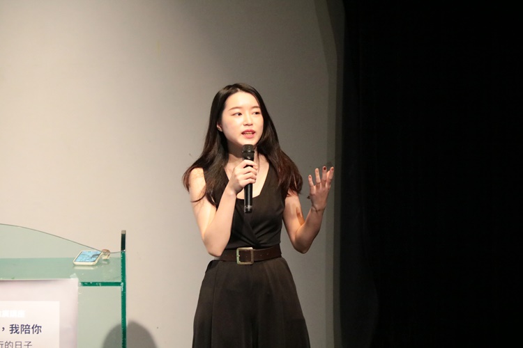 圖片標題:02演講開始，蔡嘉佳講師和大家分享自己患病前的經歷