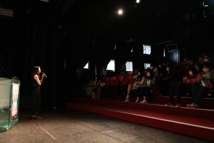 圖片標題:01蔡嘉佳講師和同學們分享自身經歷