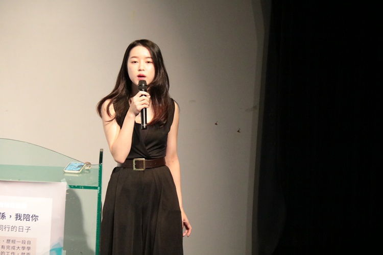 圖片標題:07 講師最後告訴大家憂鬱症並不可怕，呼籲摘下有色眼鏡