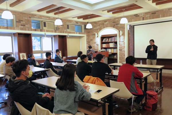 圖片標題:02張乾琦學長在短片放映後向同學們說明自身對攝影的理解