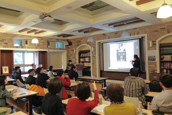 圖片標題:03社資處處長介紹張乾琦學長在校史室的介紹內容