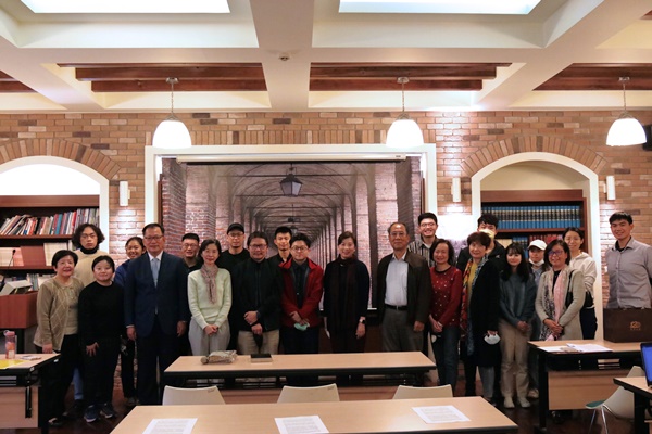 圖片標題:06與會嘉賓們、同學們與張乾琦學長合影留念