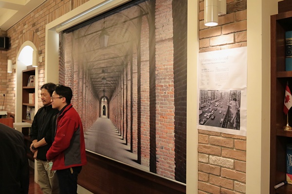 圖片標題:08同學們在講座後紛紛留下與張乾琦學長合影