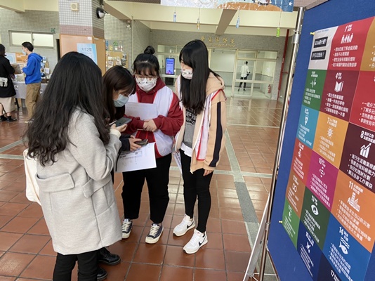 圖片標題:03 雙溪校區志工與雙溪校區參與同學解釋CRPD