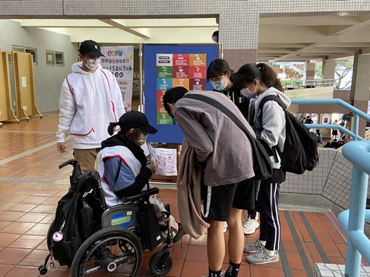 圖片標題:04 雙溪校區資源教室學生和參與學生們介紹並推廣國際身障日