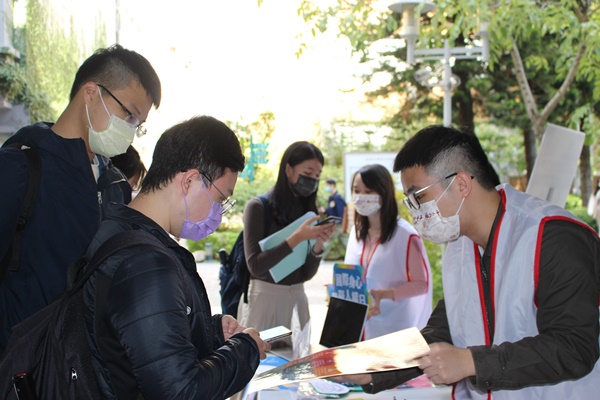 圖片標題:05 城中校區志工與參與學生介紹活動