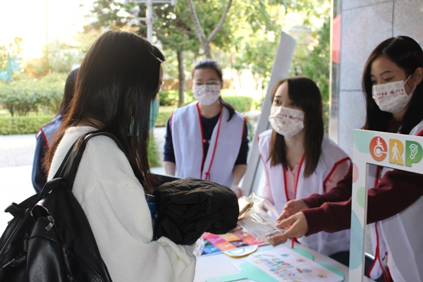 圖片標題:07 城中校區志工將贈品給與參與同學